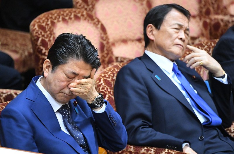 参院予算委員会で質問を聞く安倍晋三首相(左)と麻生太郎財務相=国会内で2018年3月14日、川田雅浩撮影