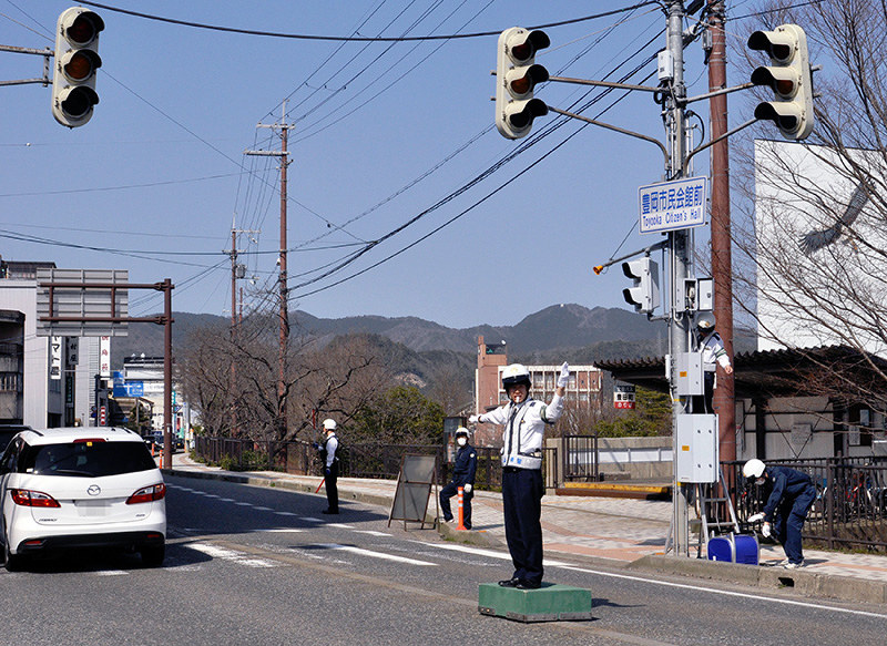 総合訓練 手信号で車に合図 豊岡南署 地震想定し 兵庫 毎日新聞