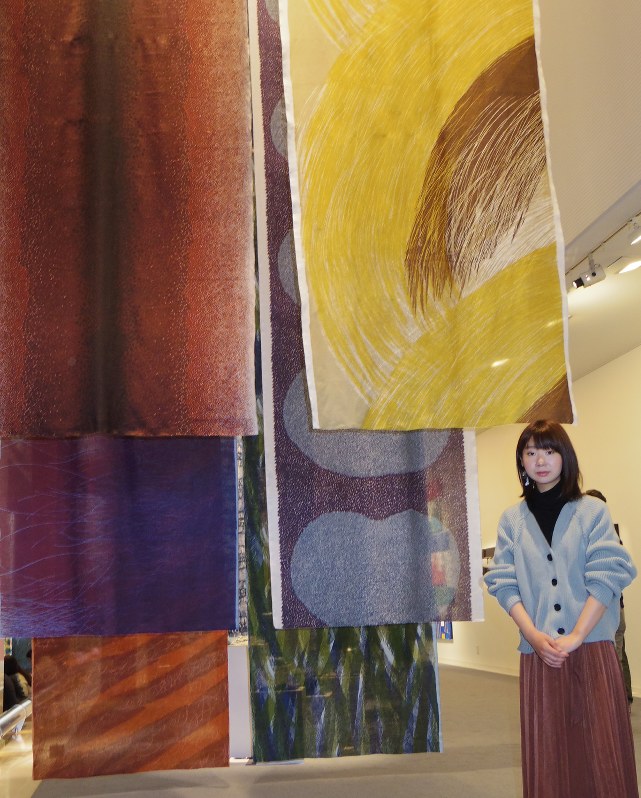 会場の入り口で、圧倒的な存在感で迫る長島さんの作品