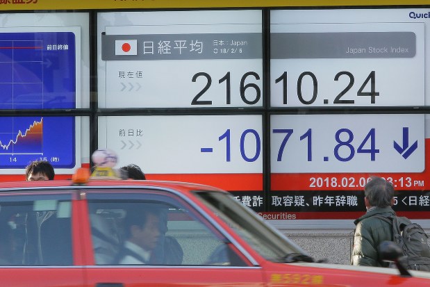 2月上旬に株価は大幅下落(2月6日、東京都中央区で和田大典撮影)