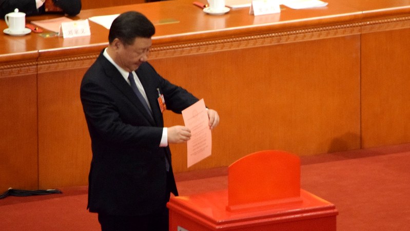 全人代で憲法の改正案に投票する習近平国家主席=北京の人民大会堂で2018年3月11日、河津啓介撮影