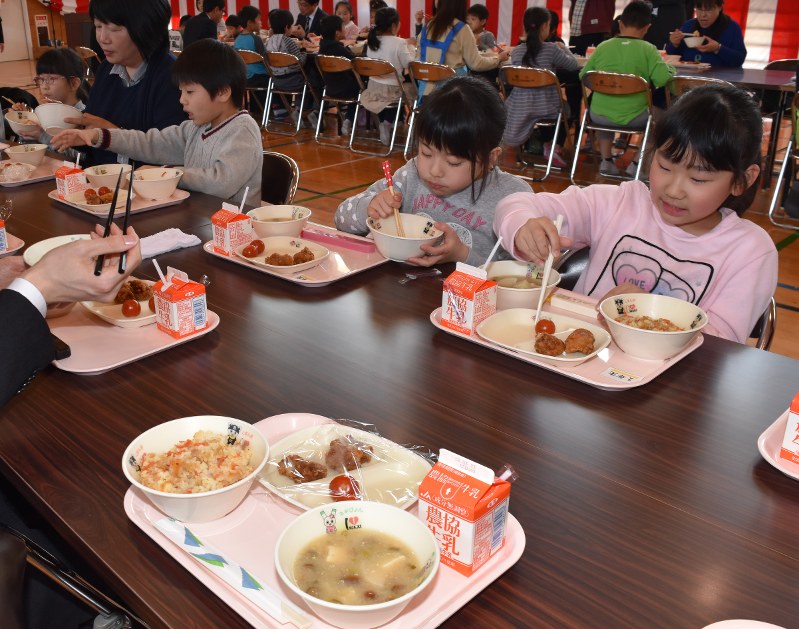 いわき市の共同調理場で作られた給食を味わう双葉町立小学校の児童ら=いわき市錦町の市立錦小で