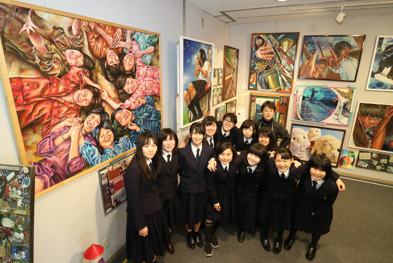 展示作品の前に集まった匝瑳高美術部の生徒たち=匝瑳市の八日市場公民館で
