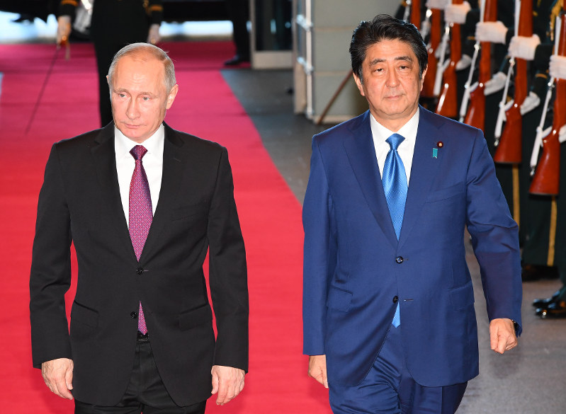日露首脳会談のため首相官邸に到着し儀礼を受けるロシアのプーチン大統領(左)と安倍晋三首相=2016年12月16日、川田雅浩撮影
