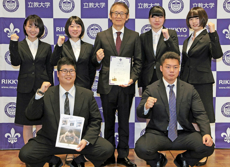 立教大相撲部の名誉監督に就任し、部員に囲まれ意気込む周防正行映画監督(後列中央)=東京都豊島区西池袋の同大で2018年3月13日、橋本政明撮影