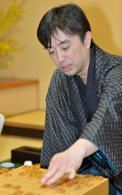 タイトルを防衛した久保利明王将=長野県松本市で2018年3月15日午後6時22分、藤井達也撮影