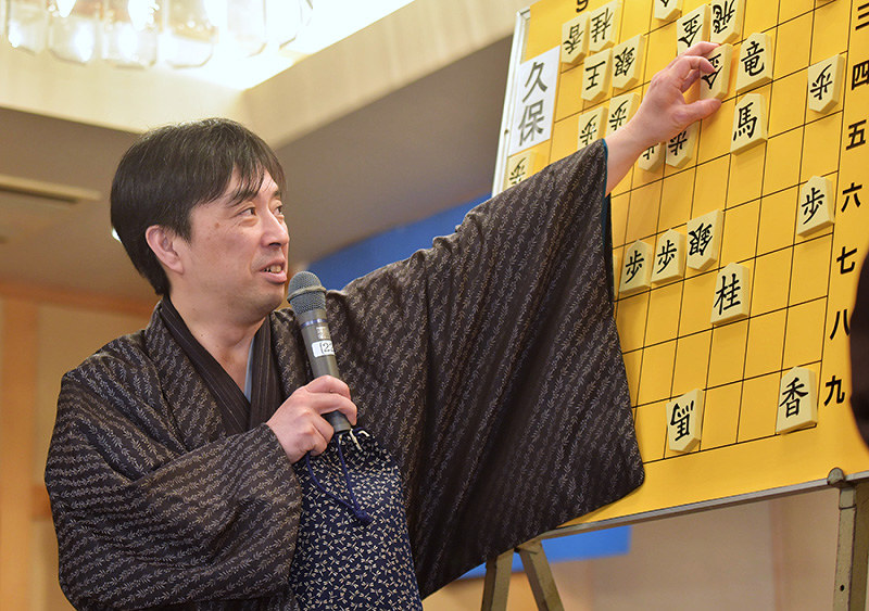 終局後、大盤解説する久保利明王将=長野県松本市で2018年3月15日、藤井達也撮影