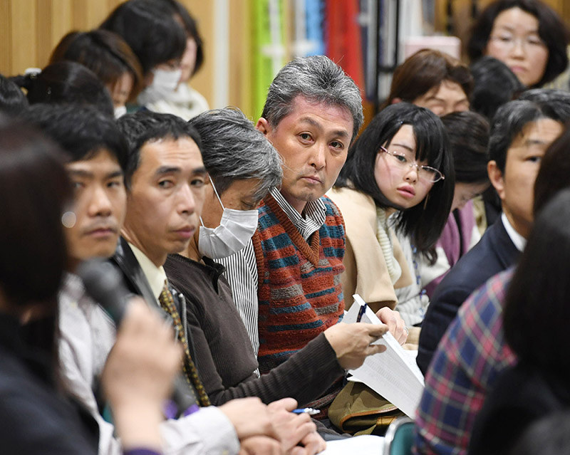 判決の報告集会で話を聞く原告の吉野裕之さん(中央)=京都市中京区で2018年3月15日、小松雄介撮影