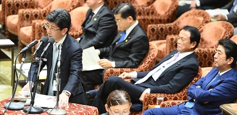 森友学園に関して衆院予算委員会で答弁する財務省の佐川宣寿理財局長（当時、左）。右端は安倍晋三首相、右から２人目が麻生太郎財務相＝国会内で２０１７年２月２４日、川田雅浩撮影