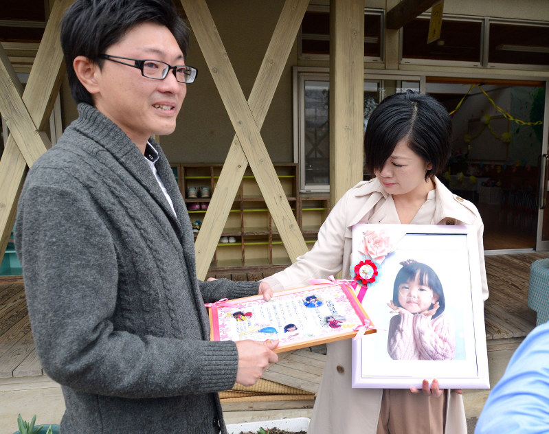 熊本地震 転院後死亡の女児 卒園式 両親に手作り証書 毎日新聞
