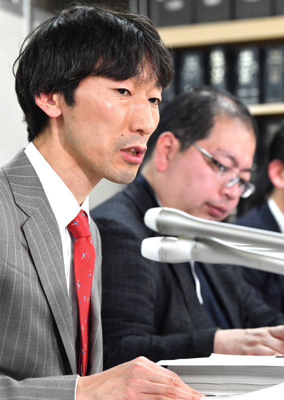記者会見で判決について話す原告団長の鴨下祐也さん(手前)=東京都千代田区で2018年3月16日、宮間俊樹撮影
