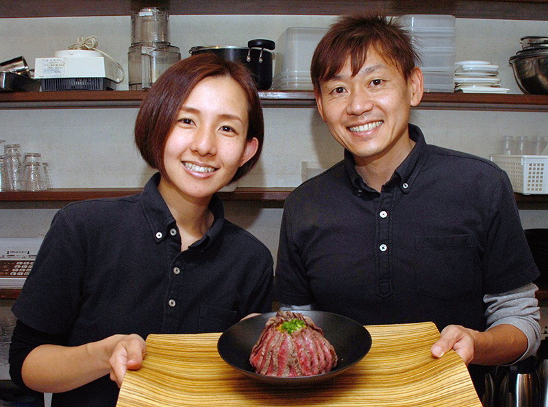「佰食屋」を開いた中村朱美さん(左)、剛之さん夫婦=京都市右京区で、御園生枝里撮影