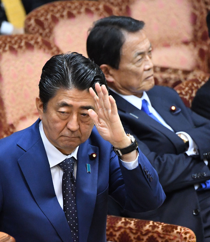 参院予算委員会で森友学園に関する決裁文書改ざん問題に答える安倍晋三首相(左)。右は麻生太郎副総理兼財務相=3月14日、川田雅浩撮影