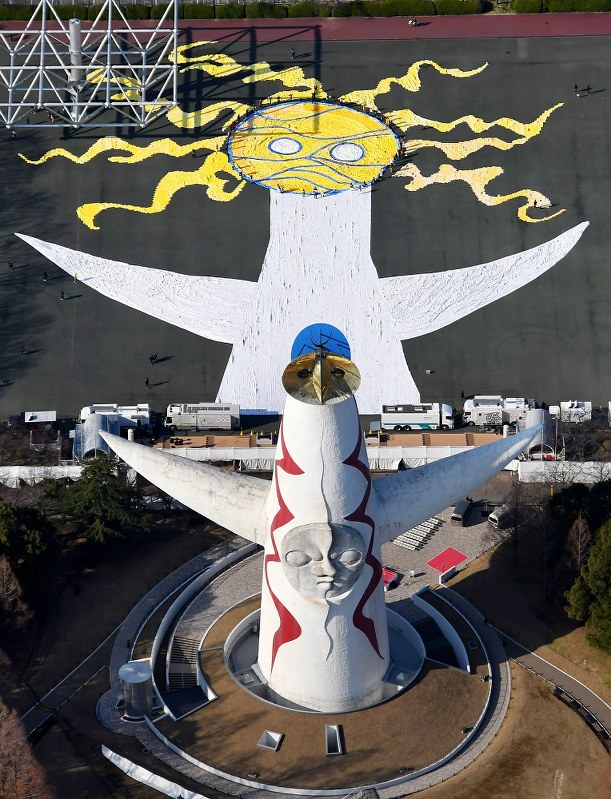 太陽の塔オブジェ　大阪万博 太陽の塔：ハンカチ5万枚で巨大アート 内部公開を記念 | 毎日新聞
