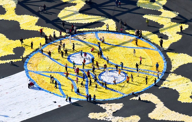 太陽の塔：ハンカチ5万枚で巨大アート 内部公開を記念 | 毎日新聞