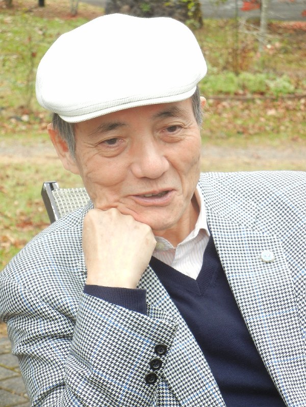 連載小説「孤道」について話す作家、内田康夫さん=長野県軽井沢町のティーサロン「軽井沢の芽衣」で2014年、内藤麻里子撮影