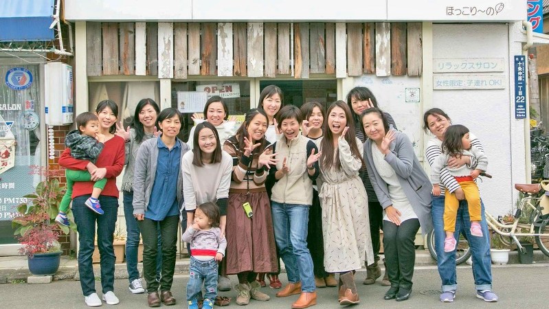 「ほっこり~の」の利用者と内海代表(前列右から2人目)=ほっこり~のプラス提供