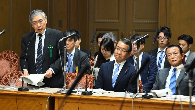 参院財政金融委員会で答弁する日銀の黒田東彦総裁(左端)。右端は麻生太郎財務相=2018年3月15日、川田雅浩撮影