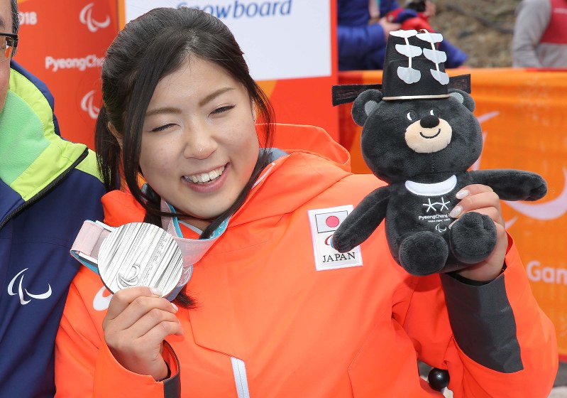 女子回転座位で銀メダルを獲得し笑顔を見せる村岡桃佳=旌善アルペンセンターで2018年3月18日、宮武祐希撮影