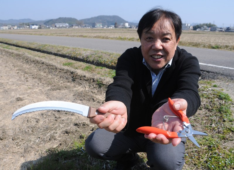 万能収穫鎌(左)と万能収穫はさみ(右)をPRする関菊水刃物の吉田浩淳社長=関市肥田瀬で