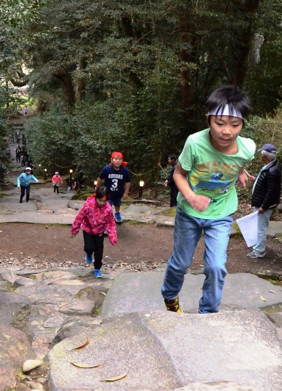 岩の階段を駆け上る子供たち