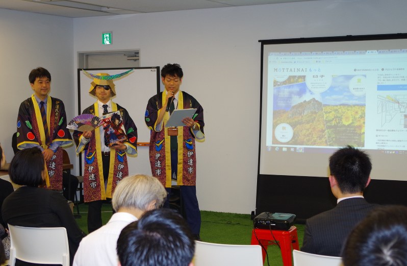 伊達氏ゆかりの地を武将姿でPRする阿武隈急行沿線開発推進協議会のメンバー=中央区内で