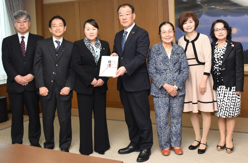 寄付金目録を手渡したフォーデイズの斉藤常務(左から3人目)