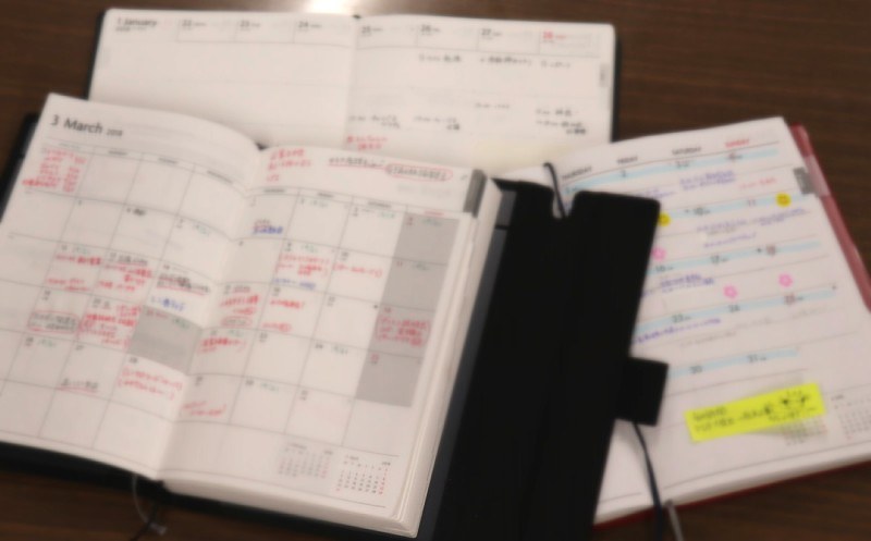付箋を張ったりして、忙しい毎日のスケジュールを管理している