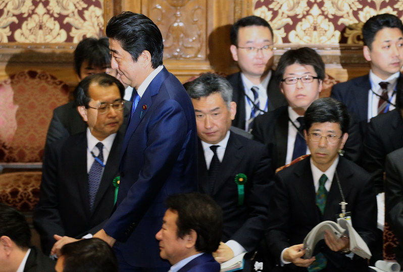 参院予算委員会に出席する安倍晋三首相。右手前は、財務省の佐川宣寿理財局長(当時)=国会内で2017年3月24日、宮武祐希撮影