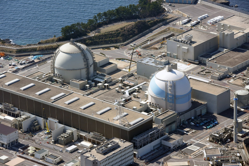 玄海原発の3号機(右)と4号機=佐賀県玄海町で2018年3月13日、本社ヘリから田鍋公也撮影