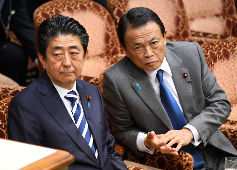 参院予算委員会の質問が終わり、会話する安倍晋三首相（左）と麻生太郎財務相＝国会内で２０１８年３月１９日午後５時１７分、川田雅浩撮影