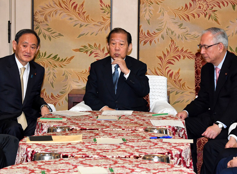 政府・与党協議会に臨む自民党の二階俊博幹事長(中央)、公明党の井上義久幹事長(右)、菅義偉官房長官(左)=国会内で2018年3月19日、川田雅浩撮影