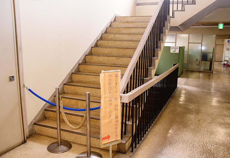 大和郡山市役所旧館 階段ロープ撤去求める 消防署 火災時避難に支障 奈良 毎日新聞