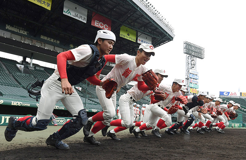 グラウンドに駆け出す智弁学園の選手たち=阪神甲子園球場で、久保玲撮影