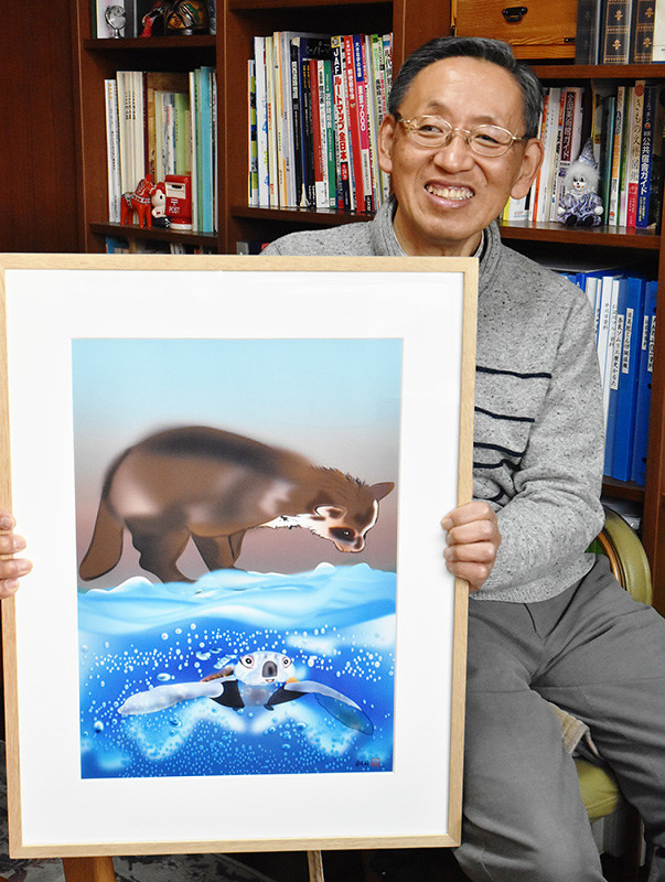 ウミガメを題材とした童画を手にするなかじまゆたかさん=奈良県橿原市葛本町で、大西咲子撮影