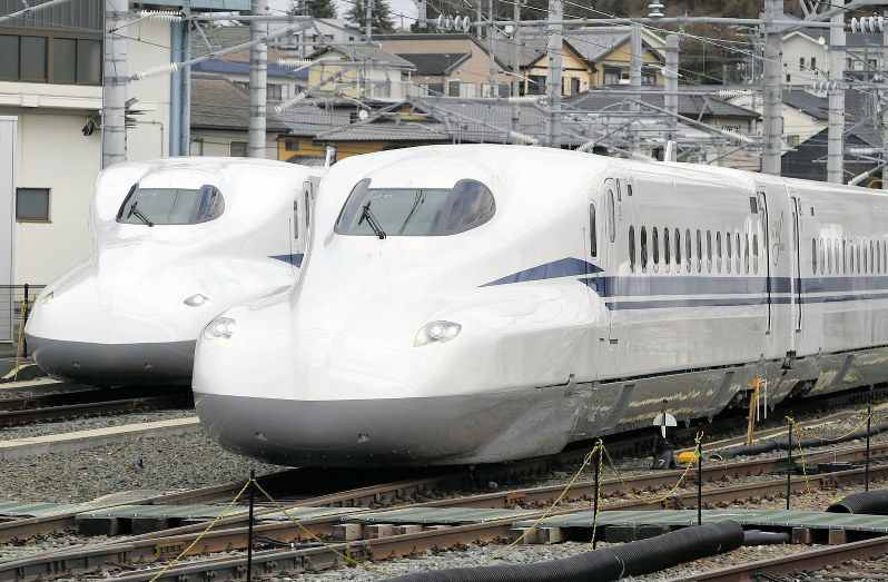 新幹線N700S(手前)とN700A=浜松市ので2018年3月10日、木葉健二撮影