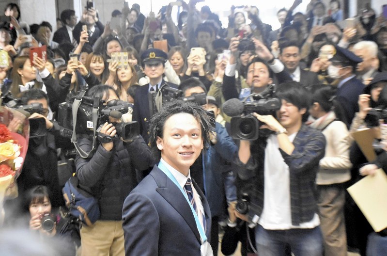 平野歩夢選手(手前)を一目見ようと、県庁に多くの人が詰めかけた=新潟県庁で2018年3月20日、後藤結有撮影