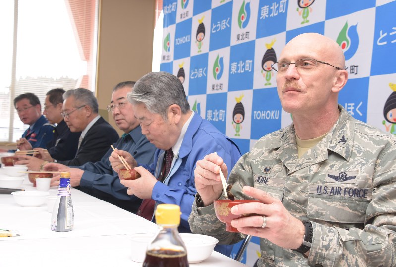 試食 シジミ汁や生シラウオを試食する米軍三沢基地のスコット・ジョーブ司令官(右)や小川原湖漁協の浜田正隆組合長(右から2人目)ら=東北町役場で