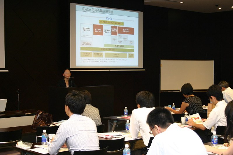 証券会社が開いた個人型確定拠出年金の加入対象者向けセミナー。将来に備える勤労世代の意識は高まっている=東京都千代田区で、野田武撮影