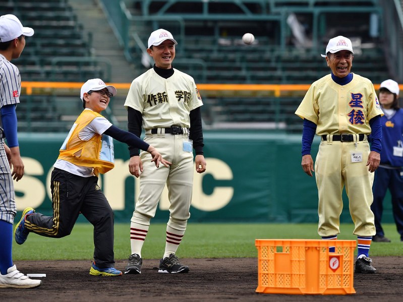 スコアブック 第９０回選抜高校野球 球児と子どもの触れ合い 広がれ 毎日新聞