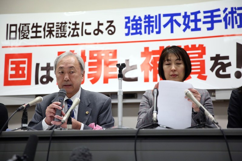旧優生保護法の下で強制された不妊手術について国に損害賠償を求めた訴訟を巡り会見する弁護士ら=仙台市青葉区で、喜屋武真之介撮影
