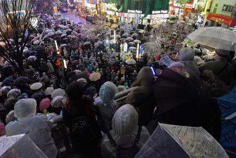 学校法人「森友学園」を巡る財務省文書改ざん問題を受けて開かれた街頭演説で、政府の対応を批判する立憲民主党の枝野幸男代表の演説を聞く人たち＝ＪＲ新宿駅前で２０１８年３月２１日午後５時５９分、宮間俊樹撮影