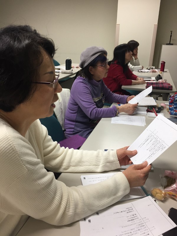 上映会に向け、映像に合わせて台本を読むガイド=名古屋市東区で