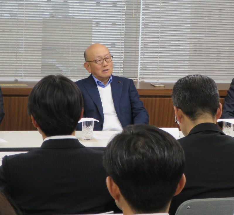 伊藤忠商事北陸支店で社員に語りかける社長の岡藤正広=金沢市で20日、小川祐希撮影