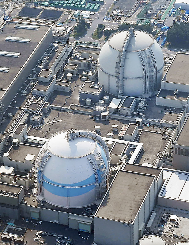 玄海原発3号機(手前)と4号機=佐賀県玄海町で、本社ヘリから津村豊和撮影