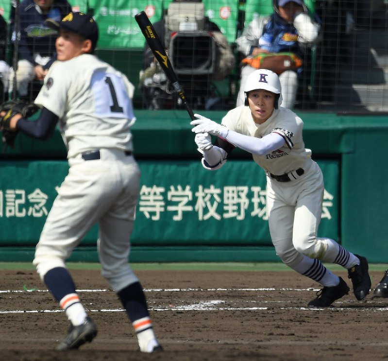 三回表国学院栃木2死一、二塁、毛塚が右中間2点三塁打を放つ(投手・黒河)=阪神甲子園球場で2018年3月23日、久保玲撮影