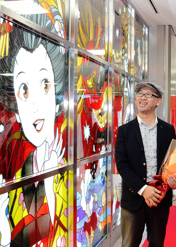 小松空港 ステンドグラスお目見え 子供歌舞伎を題材に 石川 毎日新聞