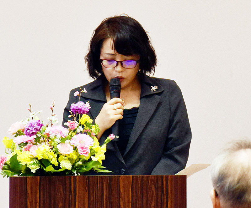祝賀会で帰国後30年の思いを語る有馬久美子さん=神戸市西区で、元田禎撮影