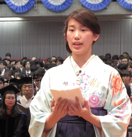 卒業生を代表して答辞を述べる看護学部４年の石田葉百合さん