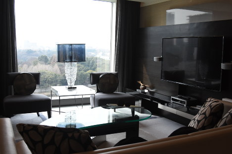 「エグゼクティブハウス　禅」のエグゼクティブジュニアスイートのリビング＝東京都千代田区紀尾井町のホテルニューオータニで